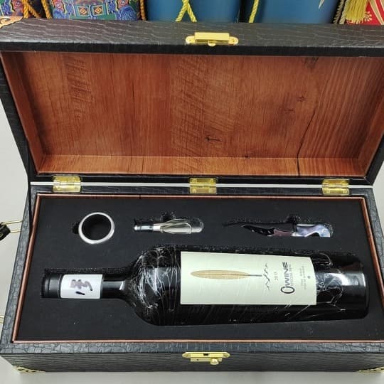 Processing and customization of leather boxes for gold and silver coins, commemorative coins, jade seals, porcelain, and wooden items.