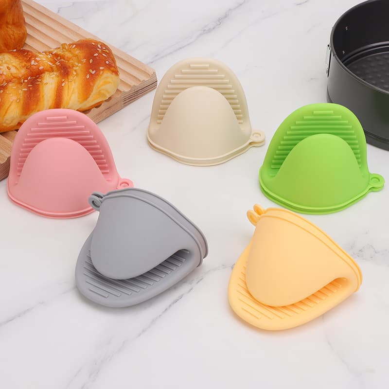 Factory Wholesale Silicone Anti-Scald Clip Kitchen Oven Heat-Resistant Insulated Gloves Thickened Heat Protection Gloves