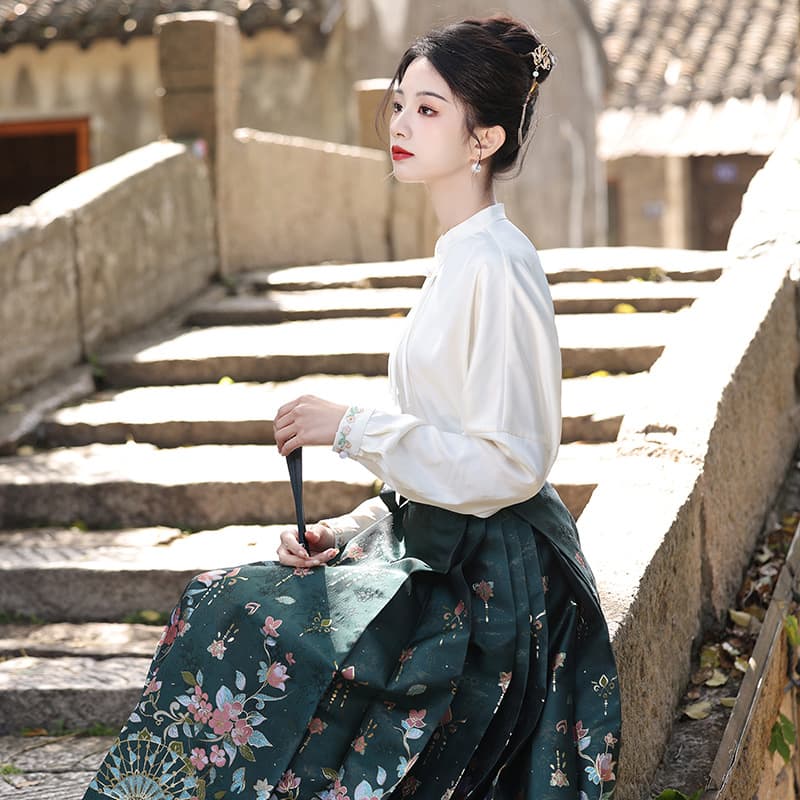 2026 New Heavy-Craft Brocade Hanfu Ming-Style Gold-Woven Horse-Face Skirt Women's Autumn New Fortune Fan Set