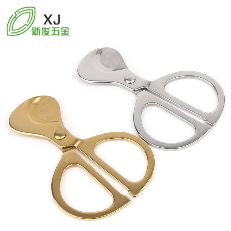 Factory direct wholesale of stainless steel handle-type cigar cutters, sharp double-bladed cigar cutters, and simple cigar scissors.