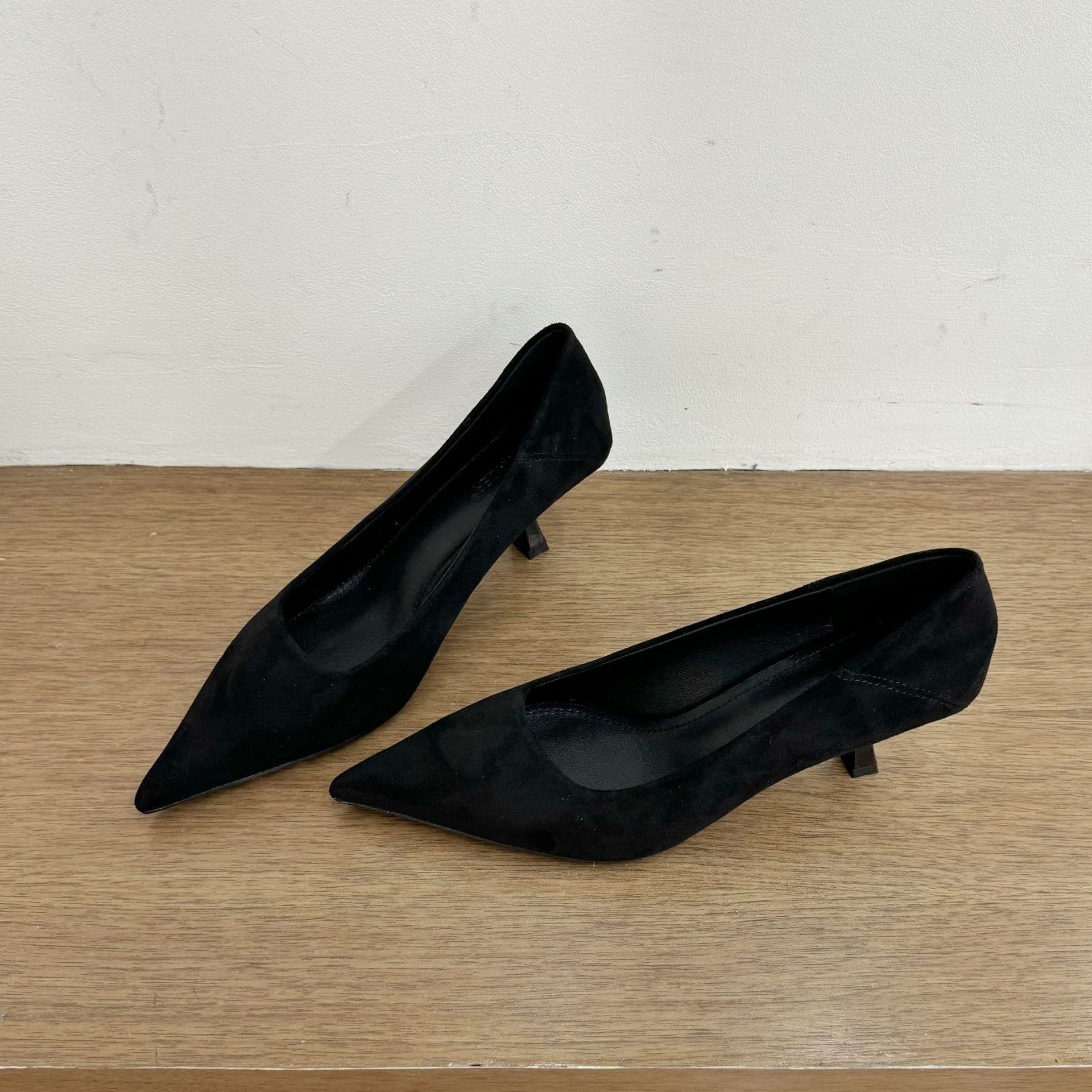 French-Style Pointed-Toe Kitten Heel Black High-Heeled Shoes for Women, 2025 New Spring and Autumn Season, Thin Heel, Suede, Shallow Mouth, Commuter Flats