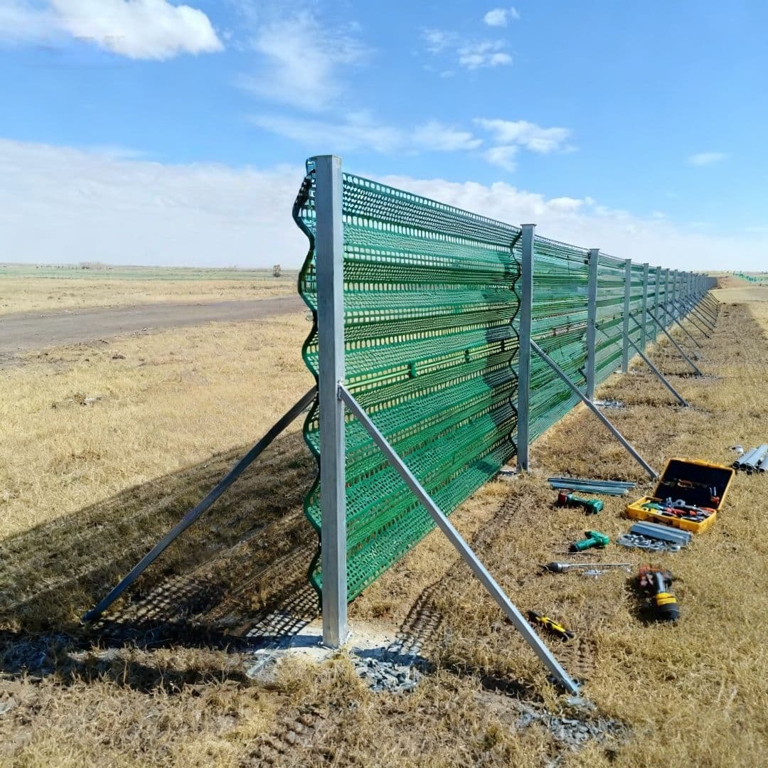 Metal Windproof Perforated Fencing for Isolation and Protection, Green and Blue Iron Sheet/Plate Guardrails, Road Round-Hole Safety Barriers