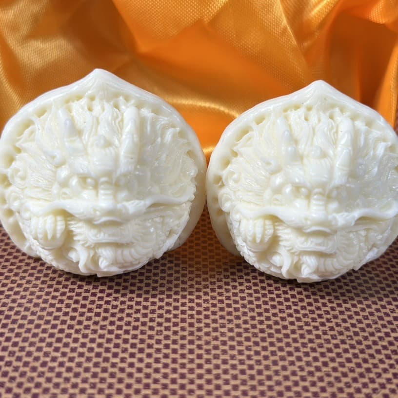 Ivory Fruit Carving Official Hat Lion Head Faucet Walnut Handle 4.7*4.4*4.5cm Plate Playing Hand Ball