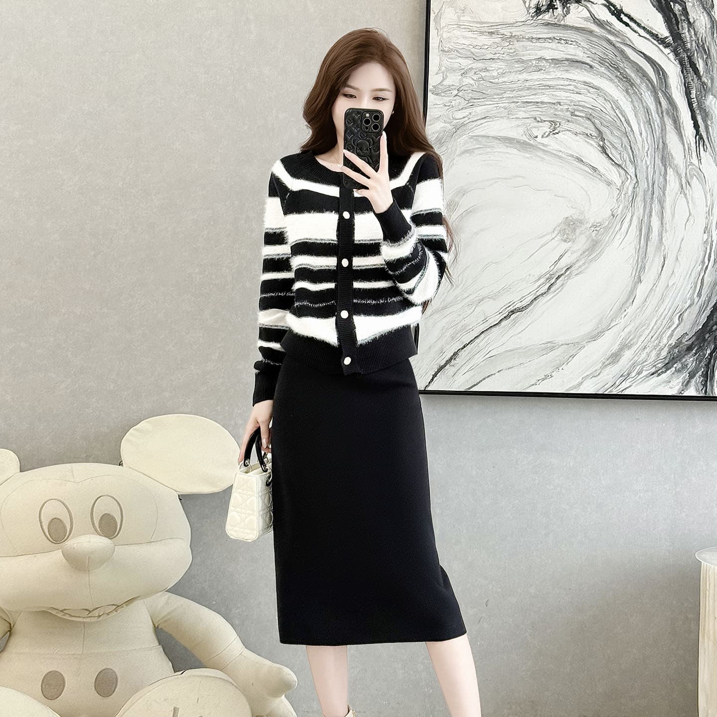 Soft and waxy black and white striped knitted cardigan suit for women in autumn slimming black mid-length skirt two-piece set for commuting