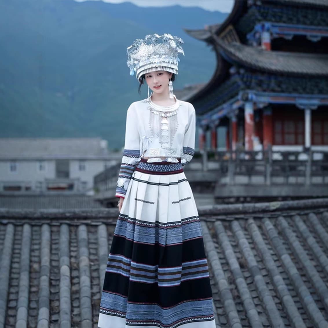 New photo studio outfits featuring ethnic minority styles, suitable for young women from Yunnan and Guizhou ethnic minorities.
