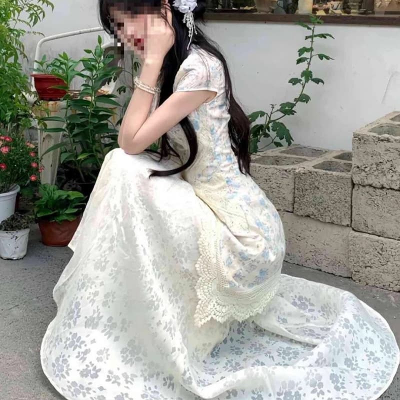Young and youthful style, lace-trimmed, fitted cheongsam dress, modern Chinese style, beautiful blue floral print dress.