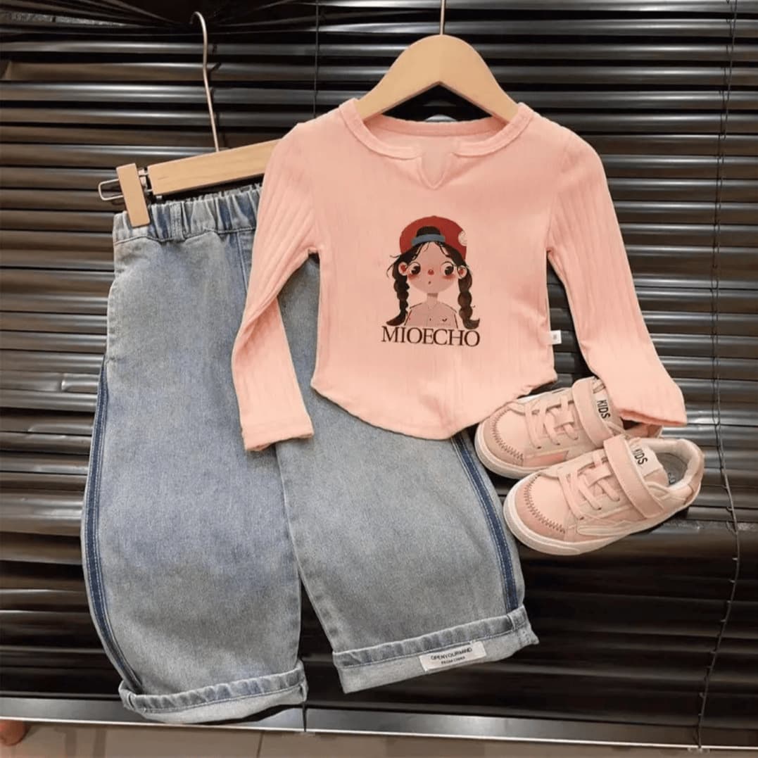 Stylish Korean-style long-sleeved T-shirt for girls, perfect for spring and autumn. Also suitable as a base layer for children, featuring a round neck and printed stripes.