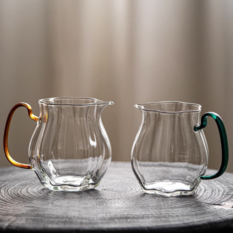 High Borosilicate Glass Striped Melon-Ribbed Tea Sea Even Cup, Colorful Handle Transparent Kung Fu Home Tea Dispenser Fairness Cup Heat-Resistant