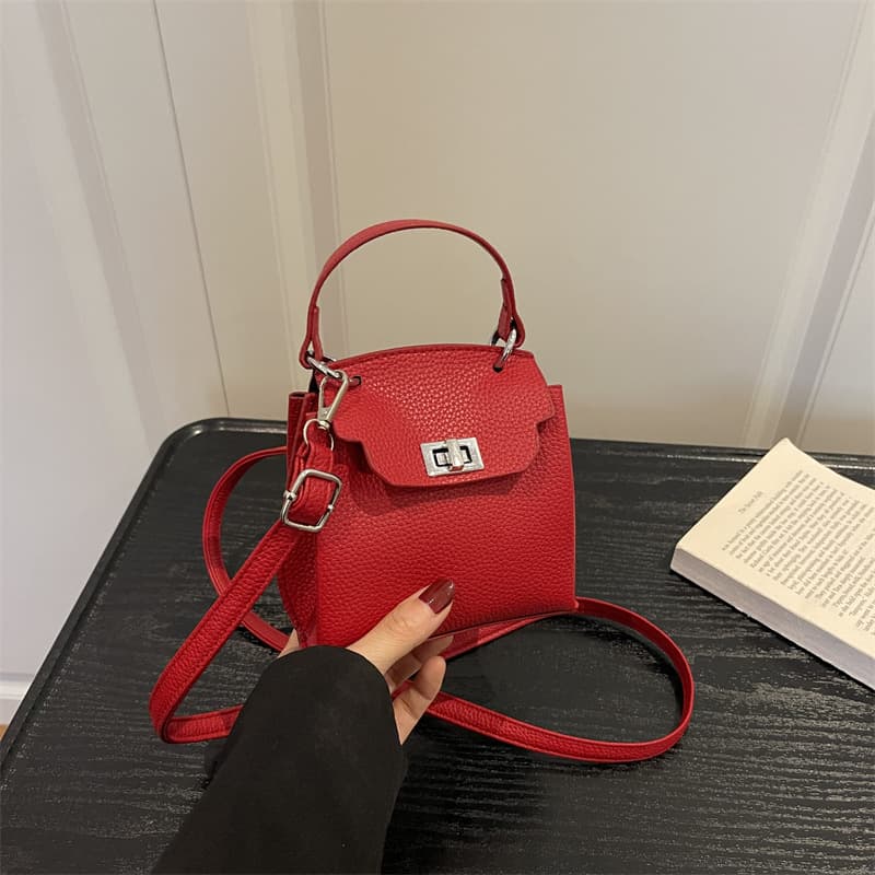 High-end handbag 2026 new women's bag niche commuting retro lychee pattern lock summer single shoulder crossbody bag