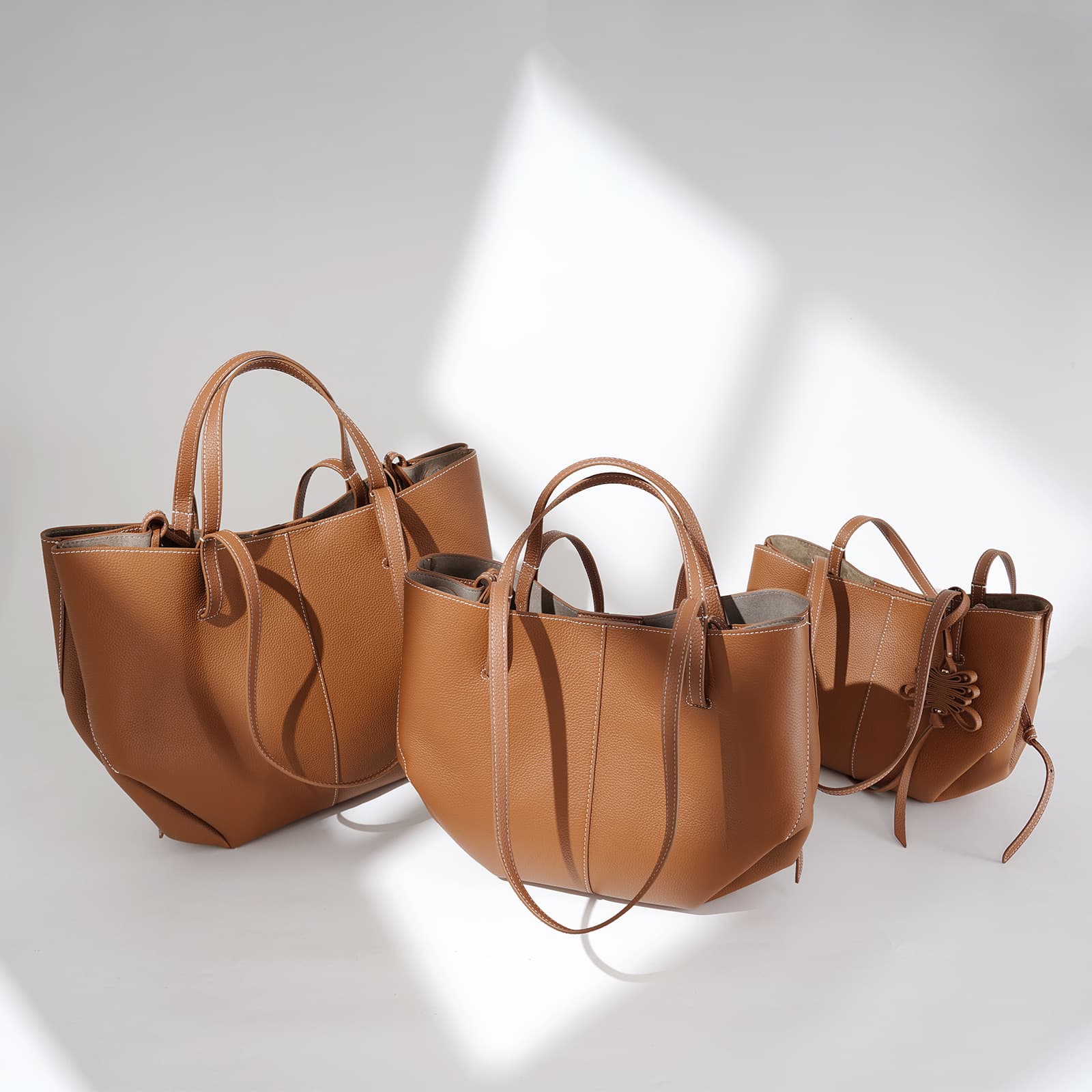 2025 New Large Capacity Top Layer Cowhide Leather Handbag Commuter Bag Single Shoulder Bag Wings Design Soft Neutral Minimalist