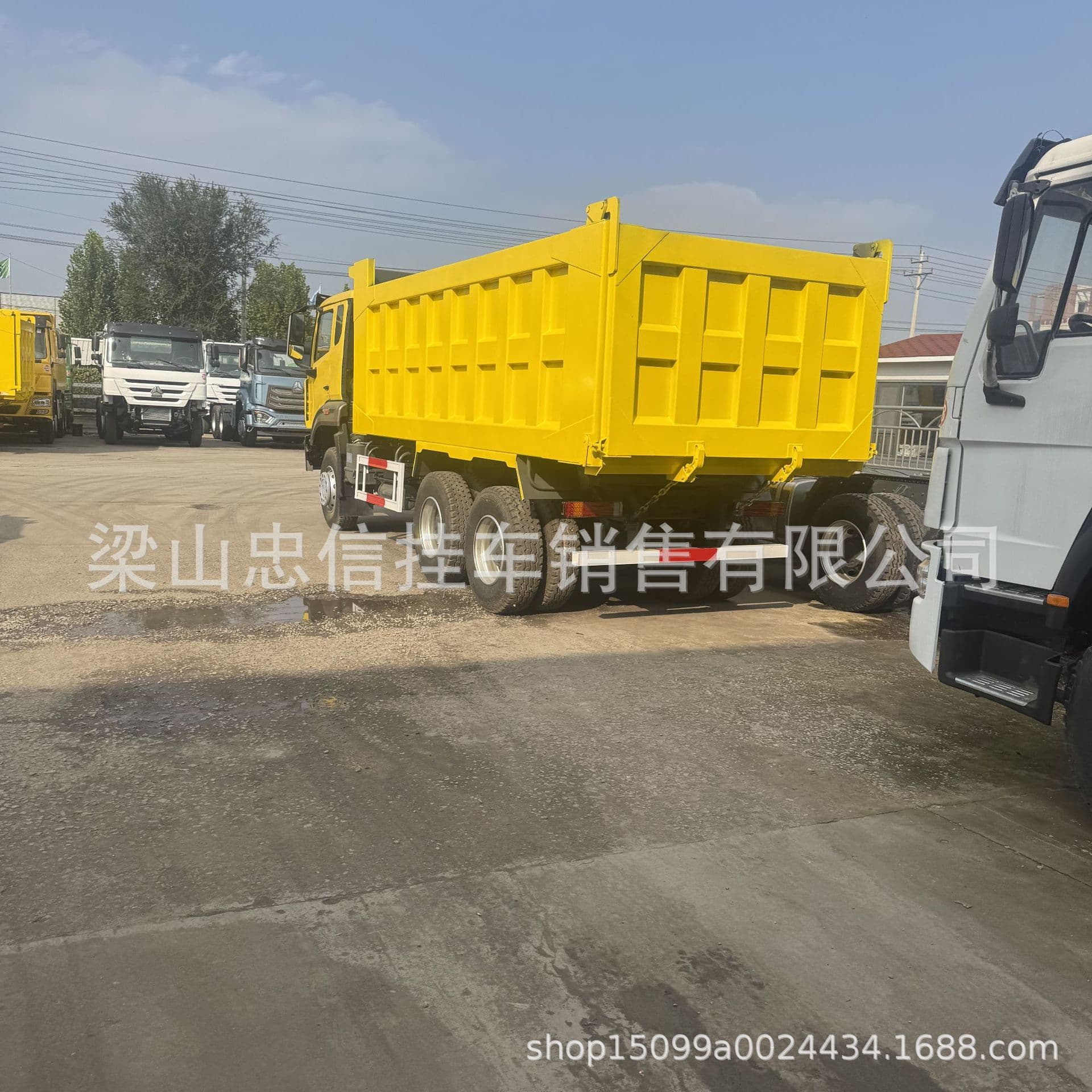 Howo heavy-duty dump truck, 6×4 drive, 371 horsepower, large capacity engineering dump truck for mining waste.