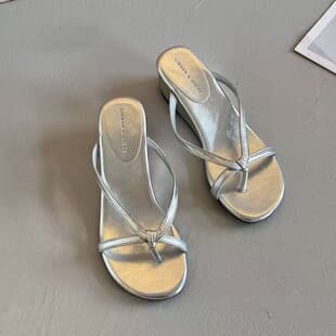 Fairy Style Wedge Heel Sandals for Women Summer 2025 Fashion Vacation Outing Thick Sole Toe Separator Flip Flops