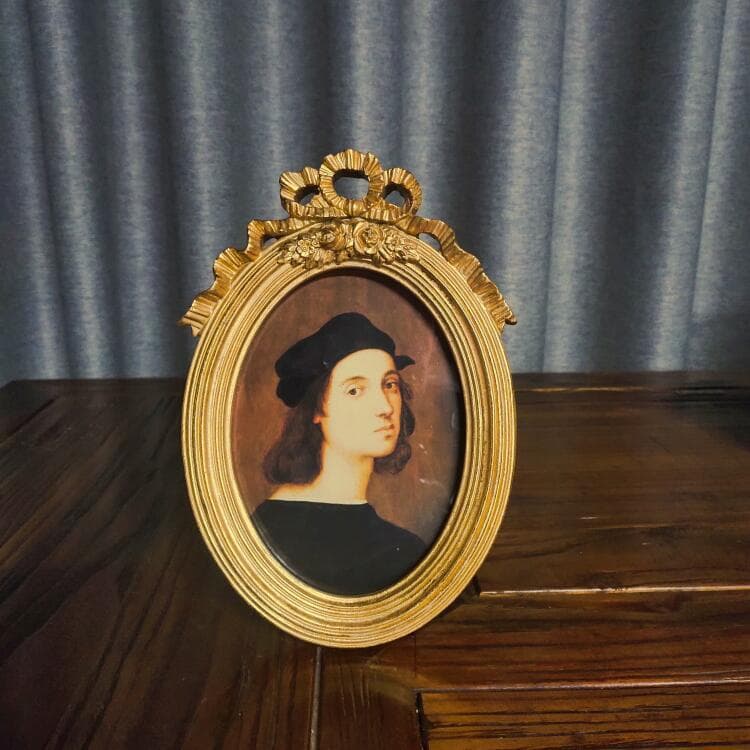 European Palace Style Vintage Nostalgic Resin Photo Frame for Tabletop or Wall Mounting, Classical Photo Wall Retro Art