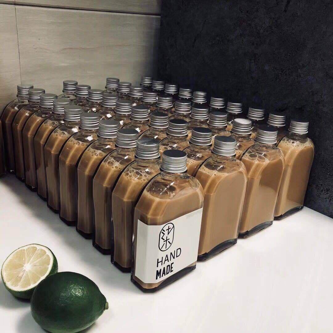 Manufacturer sells new flat glass bottles for juice drinks, wine, coffee, cold drinks, milk tea, and light fasting.