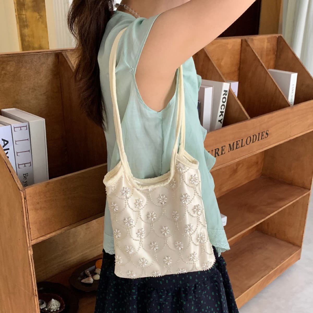 Romantic and beautiful small flower embroidery beaded bag, sweet lady banquet bag, evening dress bag, shoulder bag, versatile handbag