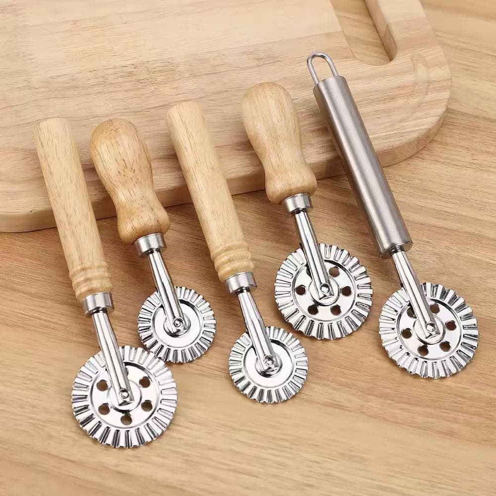 Factory Wholesale Stainless Steel Biscuit Cutter with Oak Wood Handle, Pastry Wheel Pizza Cutter Rolling Knife, Cookie Mold Baking Tool