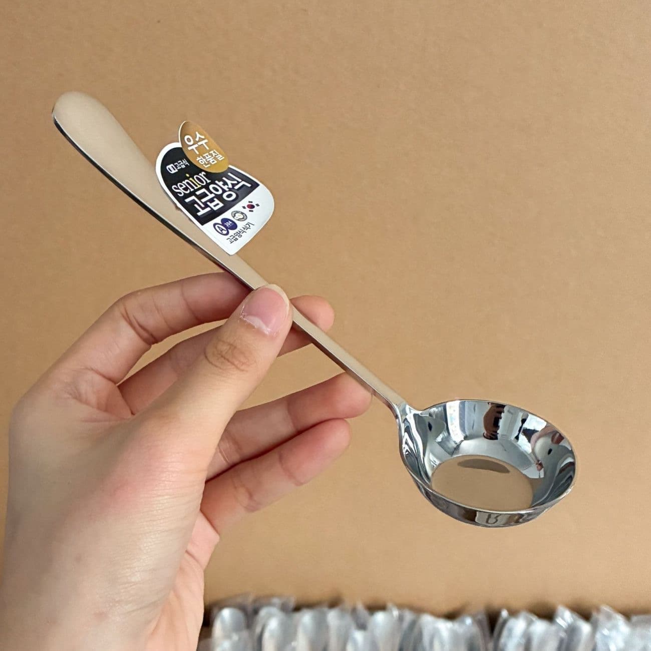New Stainless Steel Flat Bottom Snail Noodle Spoon for Eating, Soup, and Rice Mixing, Household Ins Style Soup Spoon, High Appearance