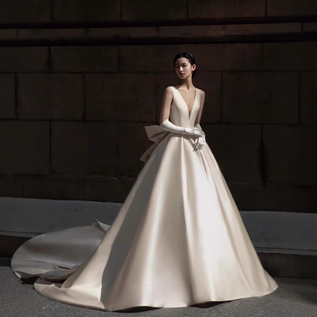 Satin Luxury Wedding Dress for Bride, Deep V-Neck Vintage French Style High-Quality Main Wedding Gown