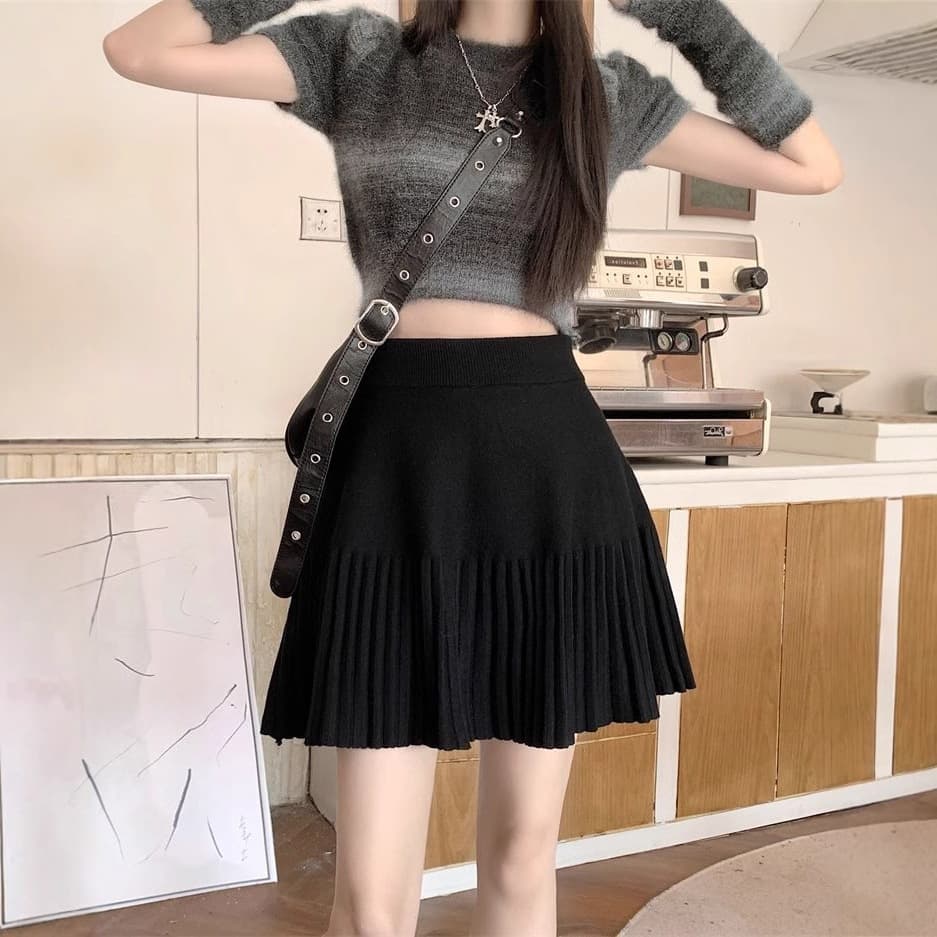 Versatile Sweet and Spicy Style Knit Skirt, High-Waist New Elastic Waistband, Short A-Line Design, Fashionable and Age-Defying