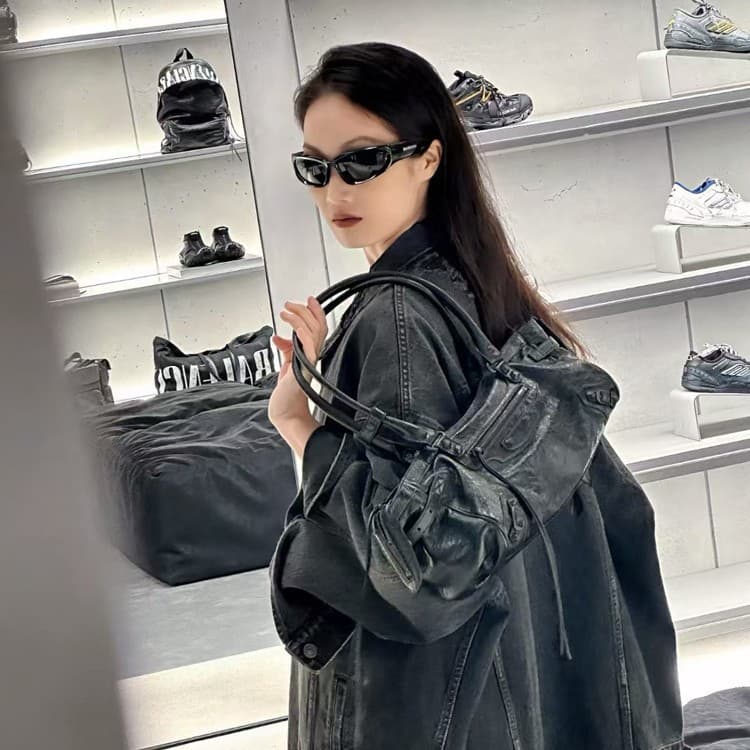 Paris Home High Version Le City Horizontal Motorcycle Bag Vintage Hot Girl Rivet Bag Premium Cowhide Underarm Bag