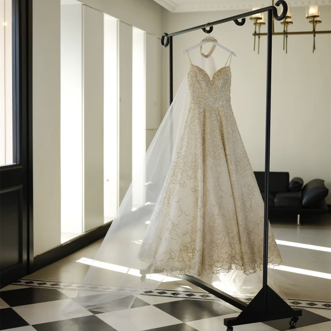 Black floor-standing wedding dress display rack dress display rack Xiuhe clothes hanger hanging clothes rail hanging veil rack