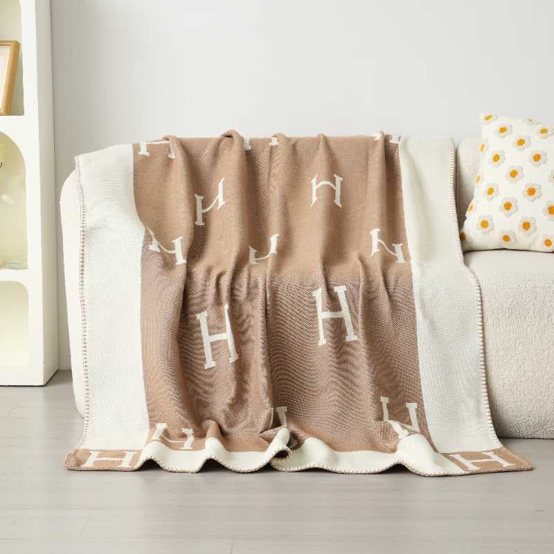 Lightweight Single Person Office Sofa Nap Blanket Casual Airplane Air Conditioning Shoulder Shawl Cover Blanket for Any Season