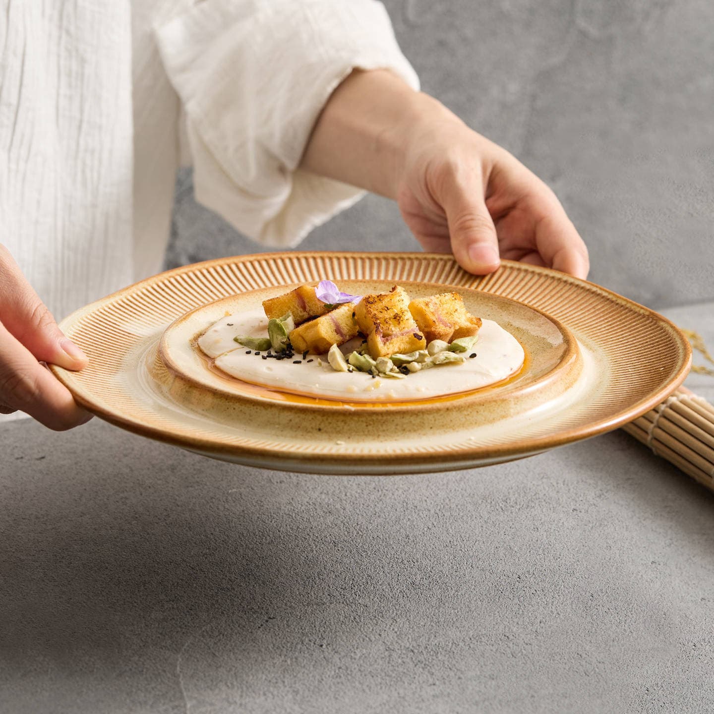 Factory 10-Inch Quyue Ribbed Center Plate, Home Vegetable Plate, Western Food Plating, Premium Ceramic Kiln-Transformation Tableware