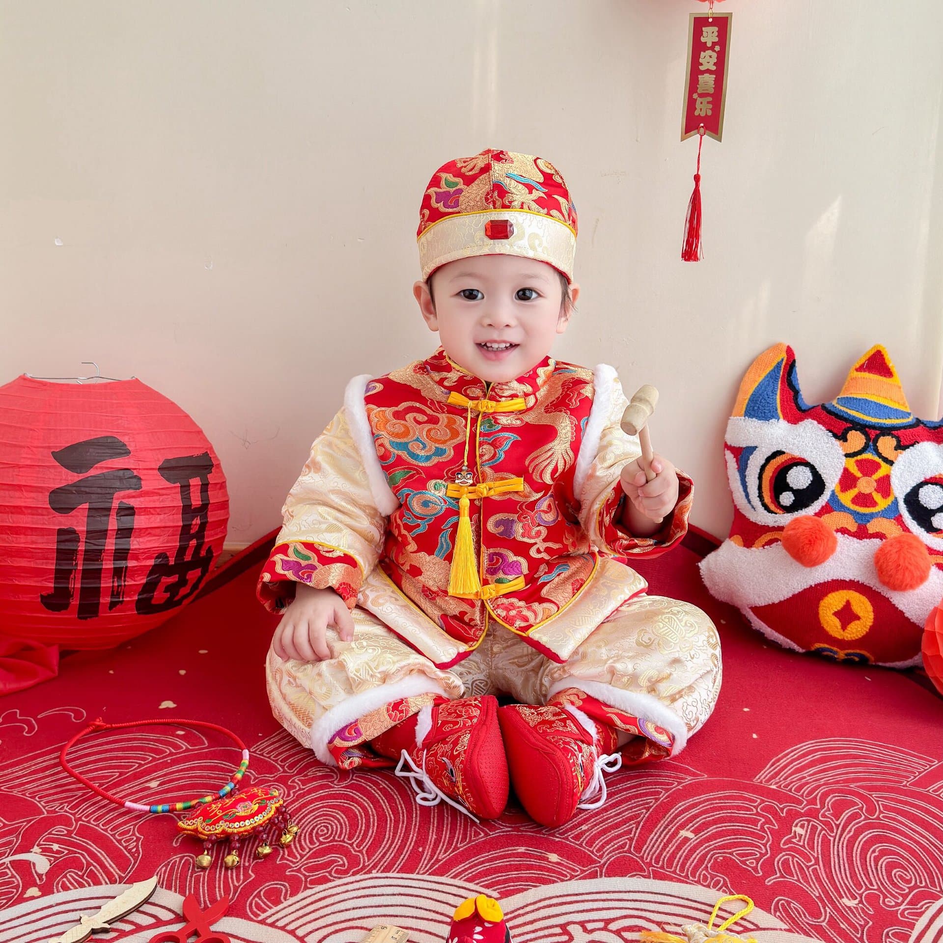 First birthday dress for baby boy, a stylish new Chinese-style children's outfit, winter Tang suit for infants and girls.