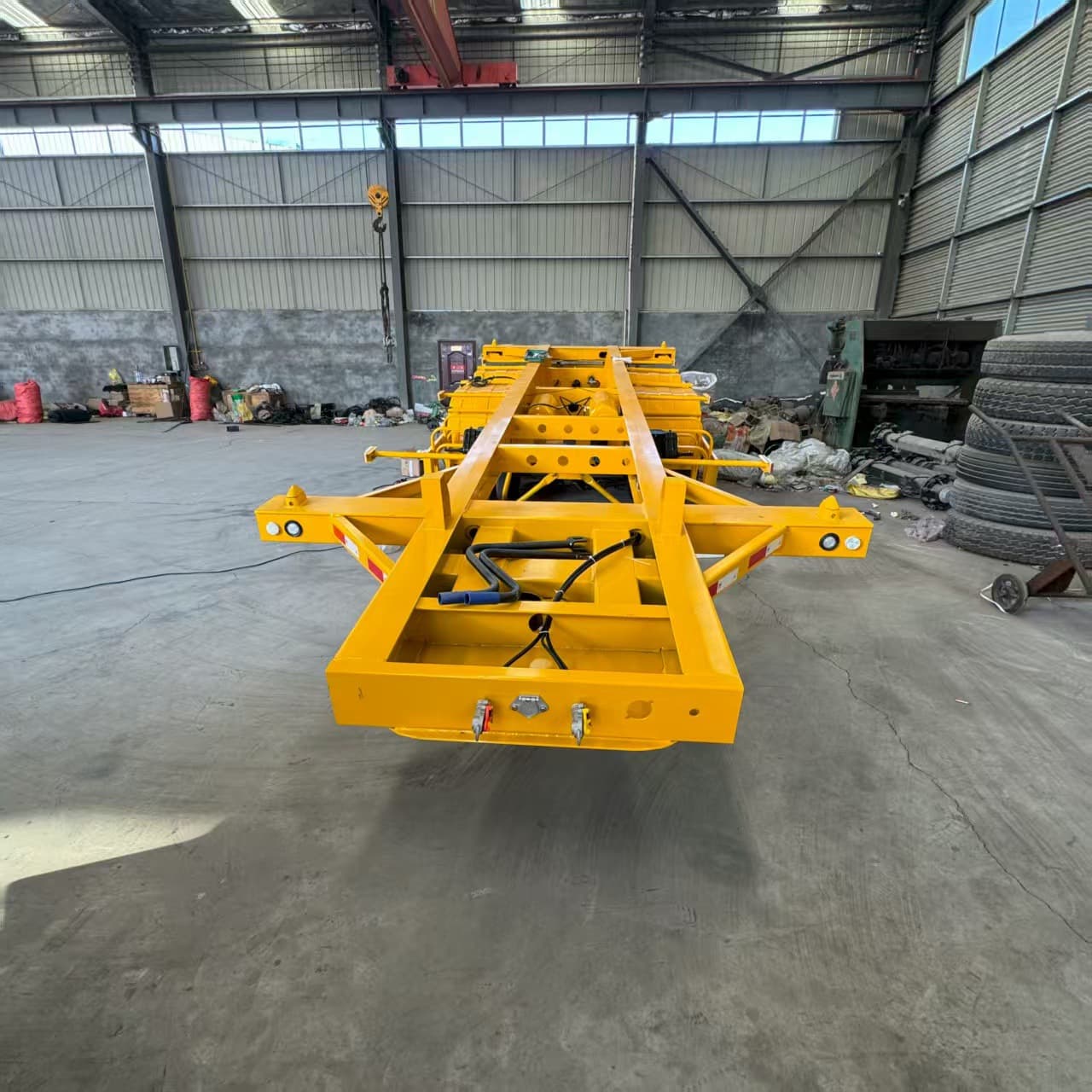 Cross-Border 13m Split Skeleton Semi-Trailer Three-Axle Hazardous Goods Tank Container Transport Skeleton Truck Customizable