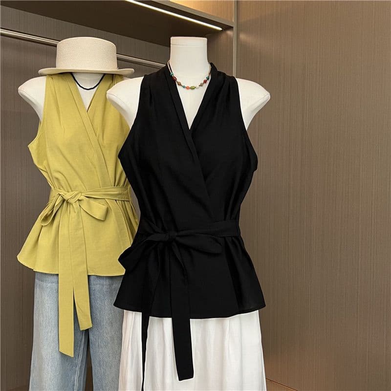 Korean-Style V-Neck Halter Sleeveless Shirt for Women, Summer 2026 New Style, Sexy and Stylish, Waist-Cinching Tank Top