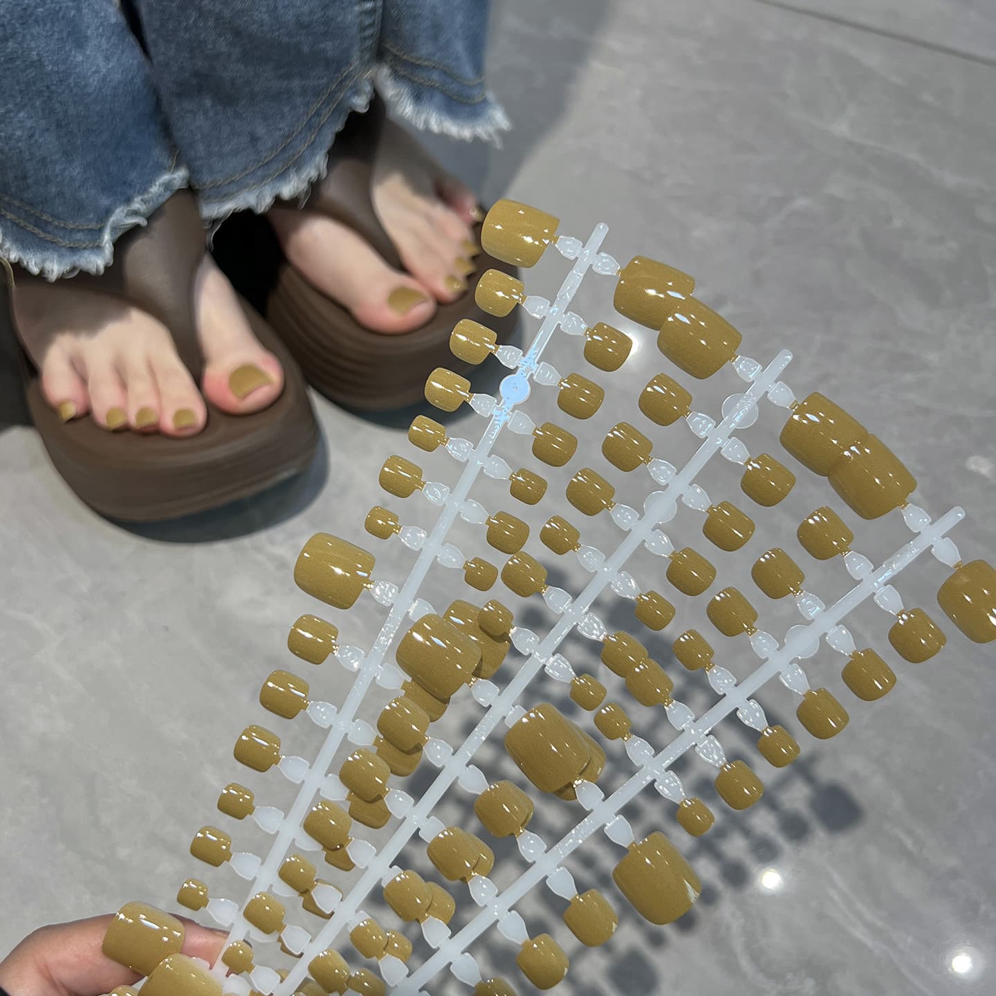 ins Minimalist Mustard Brown Yellow Press-On Nails 42-Piece Strip Pack Versatile Brightening Detachable Fake Toenails Wholesale