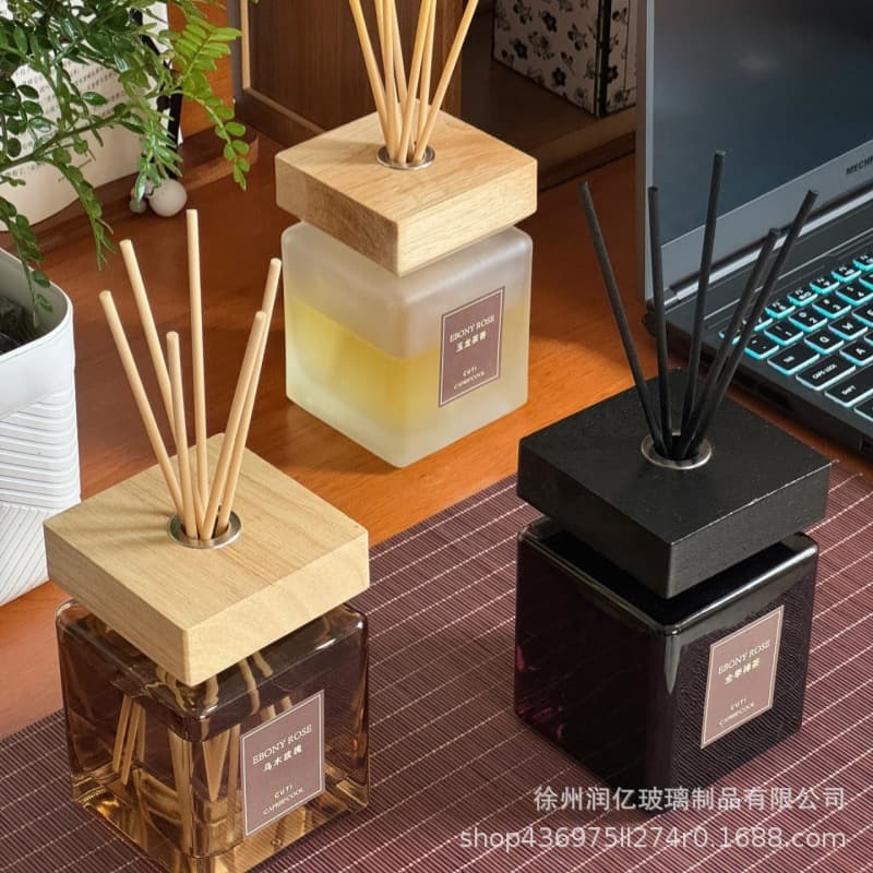 Spot spray color 200ml square bottle transparent glass diffuser bottle high-value black wood cover aromatherapy empty bottle can be screen printed