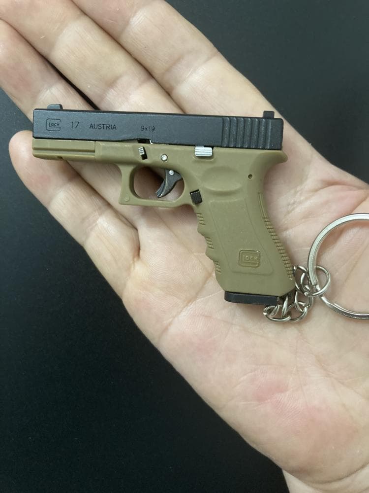 1:3 Alloy Empire G17 GLOCK Shell Ejecting Alloy Keychain Mini Toy Model Non-Firing