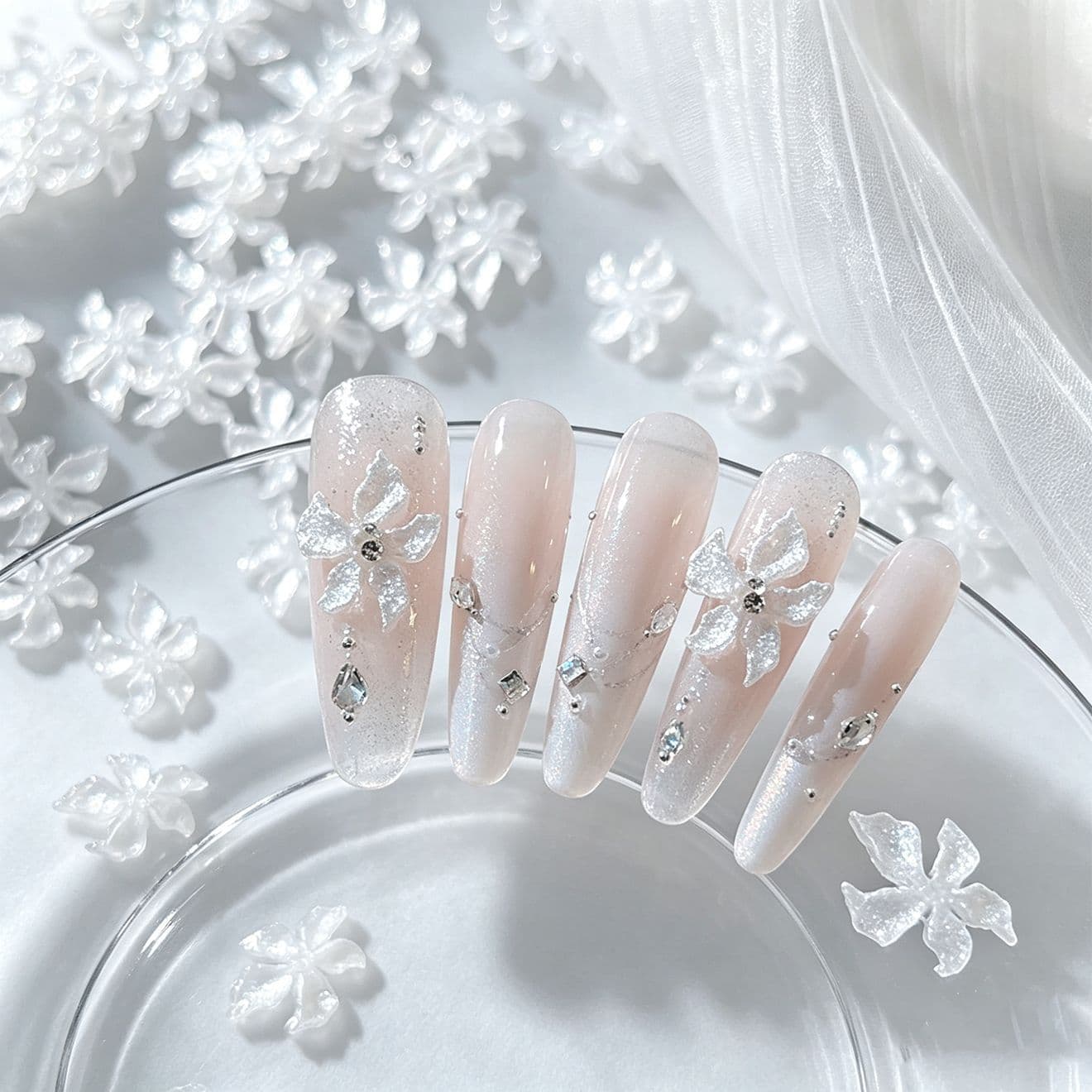 Iridescent Pearlescent Five-Petal Flower Nail Art Resin Accessory, Clear Glitter 3D Small White Flower, Gentle Pure Desire Nail Decoration