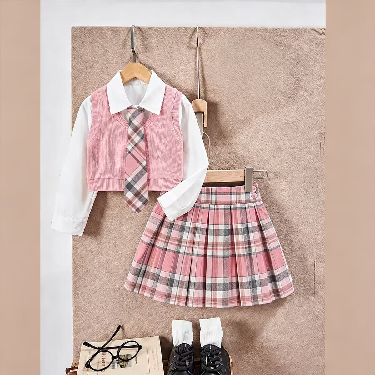 Kids clothing cross-border specializes in European and American children's shirts, knitted vests, ties and skirt suits