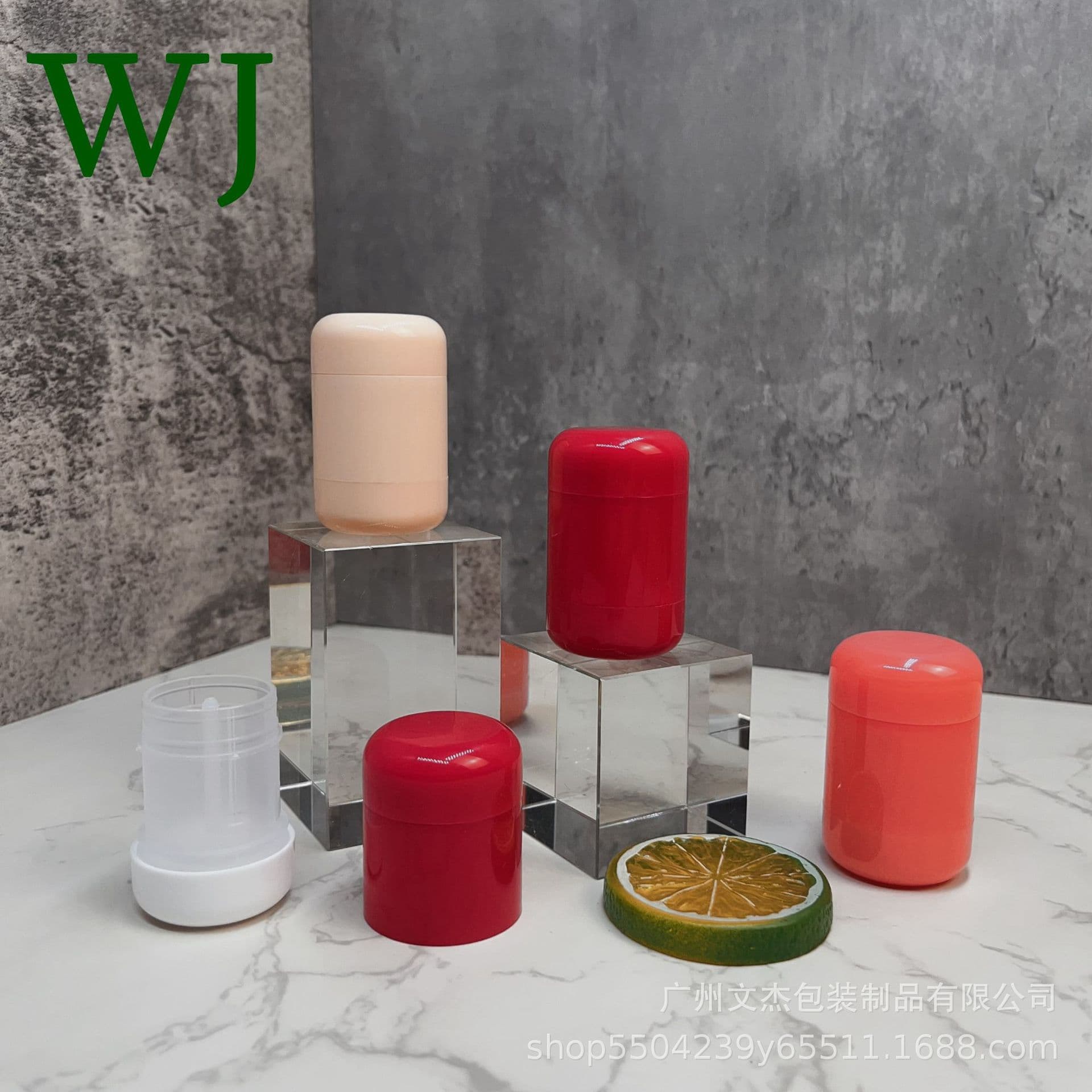 Round cap and round bottom 15g lip mask sticks, rotating bottom lip mud/lipstick tubes, applicator-style solid scented balm plastic packaging.