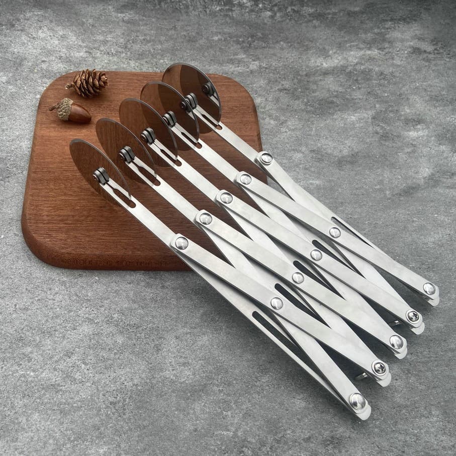 Stainless Steel Multi-Wheel Pizza Knife Retractable Dough Cutter Creative Scalloped Cake Knife Kitchen Noodle Cutter Factory Wholesale