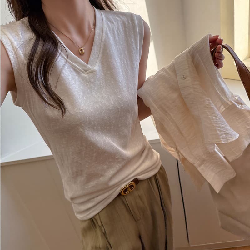 V-neck lazy cotton loose-fitting bottoming sleeveless slimming top shoulder t-shirt for women with lazy design and fashionable feel