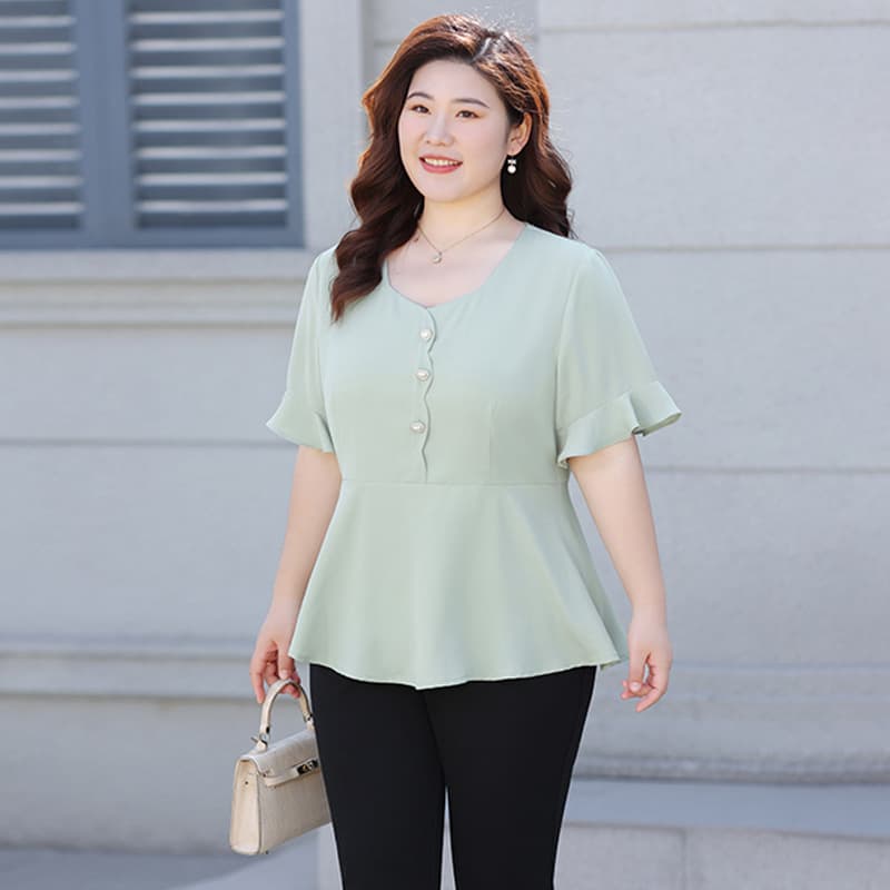 Plus-size women's chiffon blouse, 2025 summer style, thin and fashionable, youthful, round neck, short sleeve top, slimming and tummy-concealing.