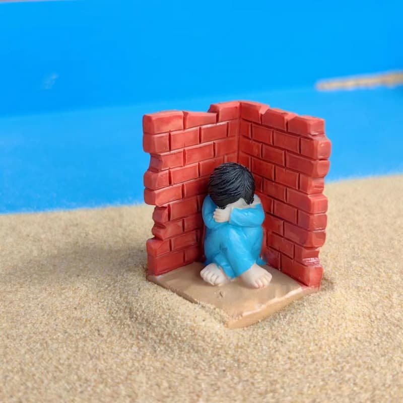 Resin psychological sand table sand set figures toys accessories squatting in the corner of the wall crying boy corner children