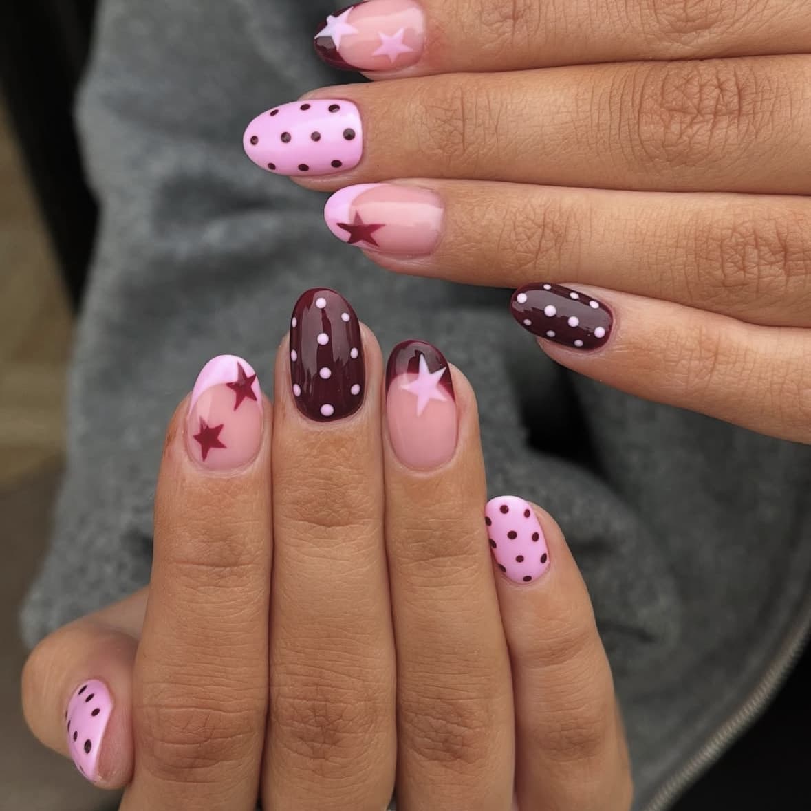 Short glossy oval nail tips in red-pink French gradient with polka dots and star pattern, 24 pieces, press-on nails