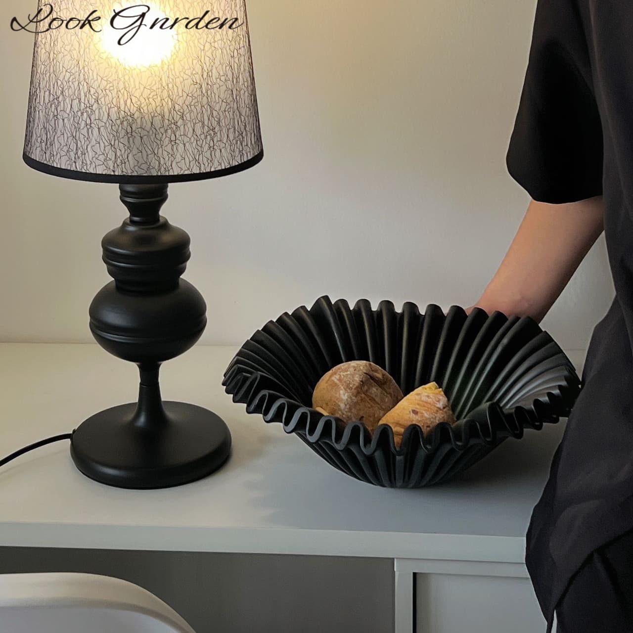 Fruit Plate with a High-End Feel, Light Luxury Black Ceramic Fruit Bowl, French-Style Fruit Bowl, Dining Table, Coffee Table, Desktop Storage Tray, Decorative Piece