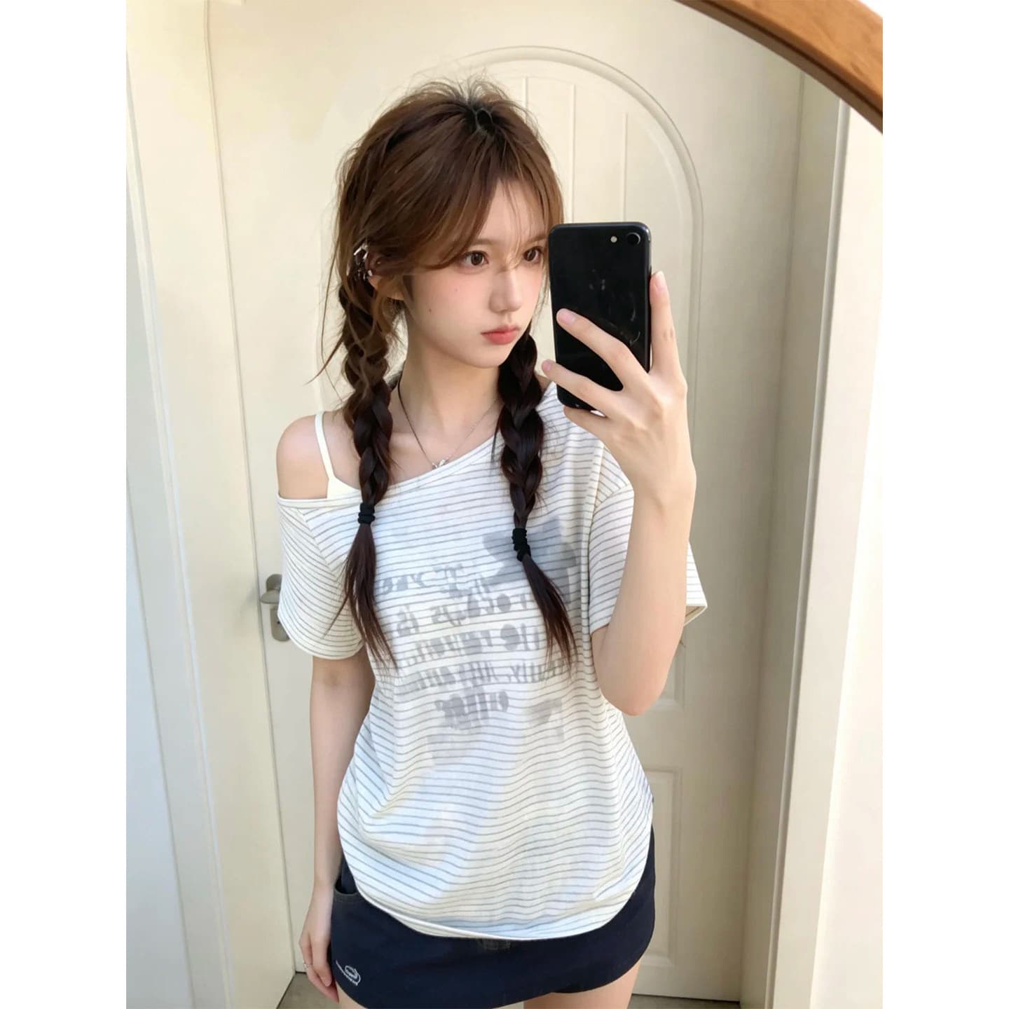 Striped shoulder sling short-sleeved T-shirt for women in summer. Beautiful design. Sweet hot girl. Lazy style off-shoulder top. Slimming.