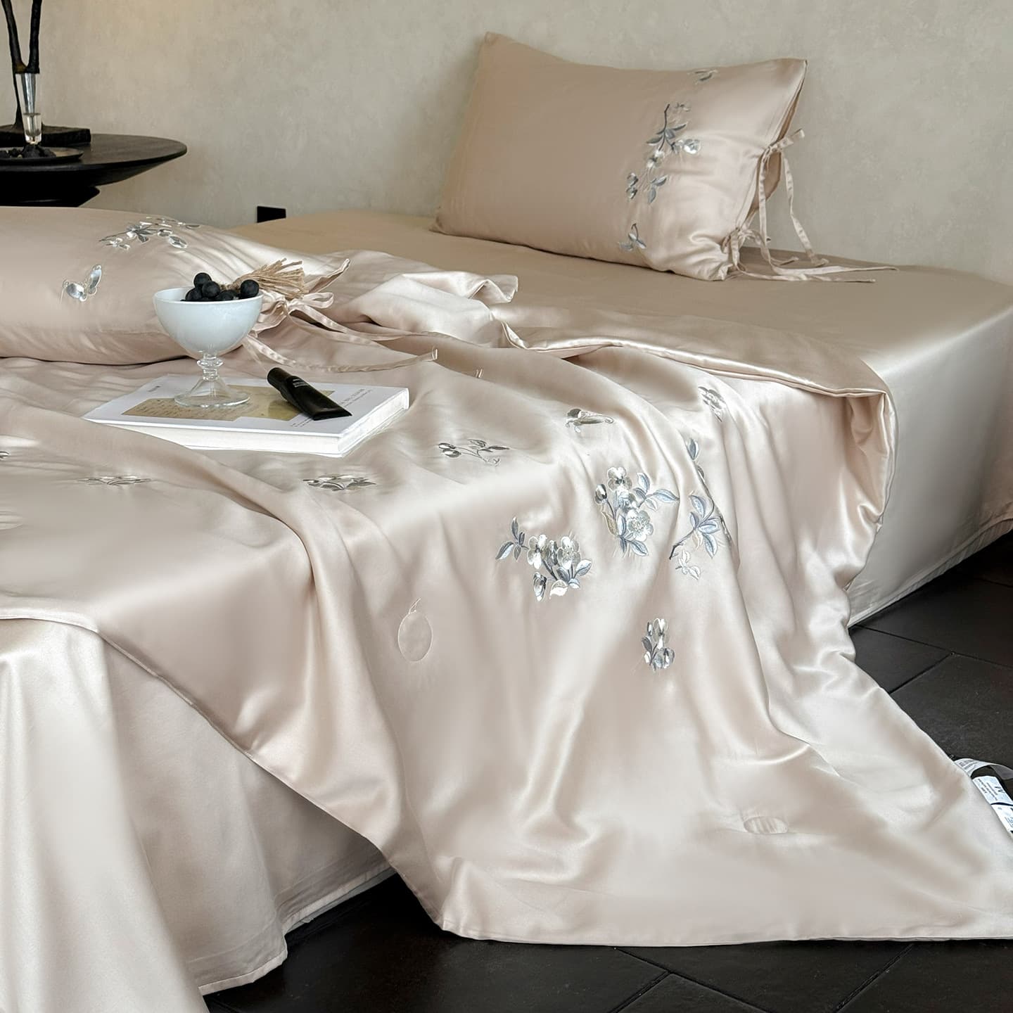 [Xiangling Youpin] Simple and Light Luxury Tencel Tie-Dye Small Flower Embroidery Summer Quilt 4-Piece Set with Fitted Sheet, Flat Sheet, and Pillowcases