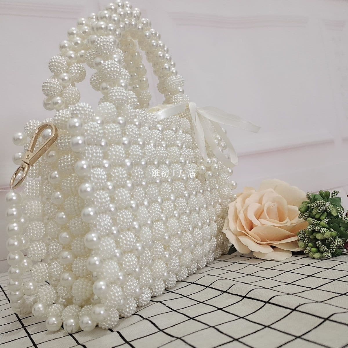 Hand-woven pearl bag, off-white imitation pearl, fashionable and versatile women's crossbody bag, bayberry ball handbag material bag
