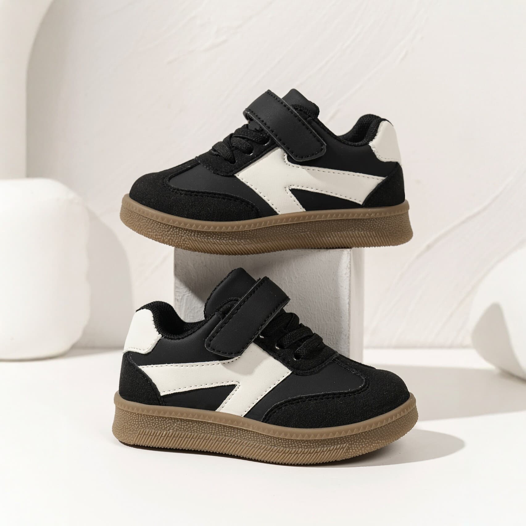 2026 spring new children's moral training shoes for boys and girls Velcro soft bottom non-slip breathable sneakers Korean style casual shoes