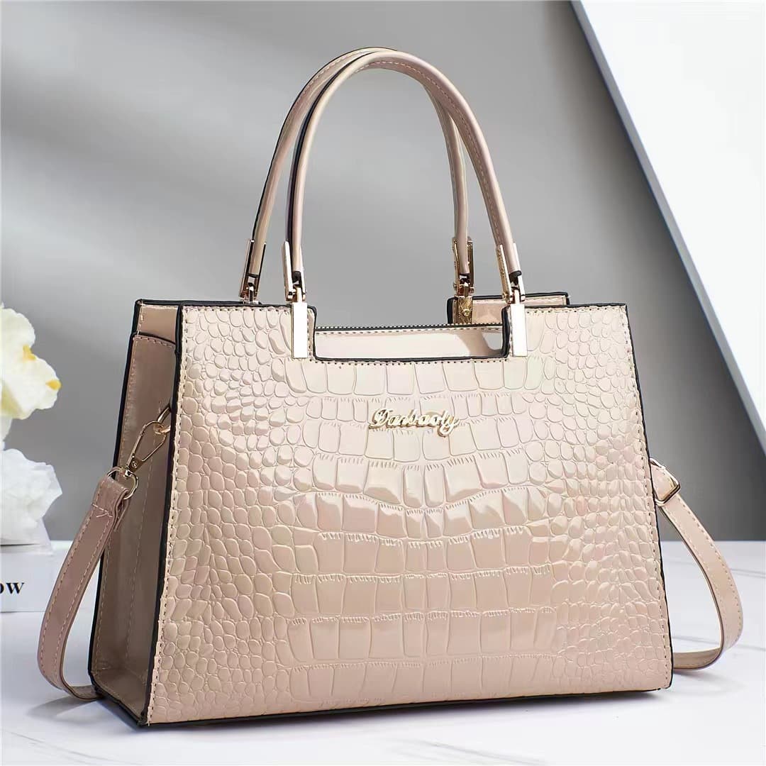 High-looking and chic handbags, suitable for daily wear by working women for leisure time and outings. Sufficient in stock at affordable prices.