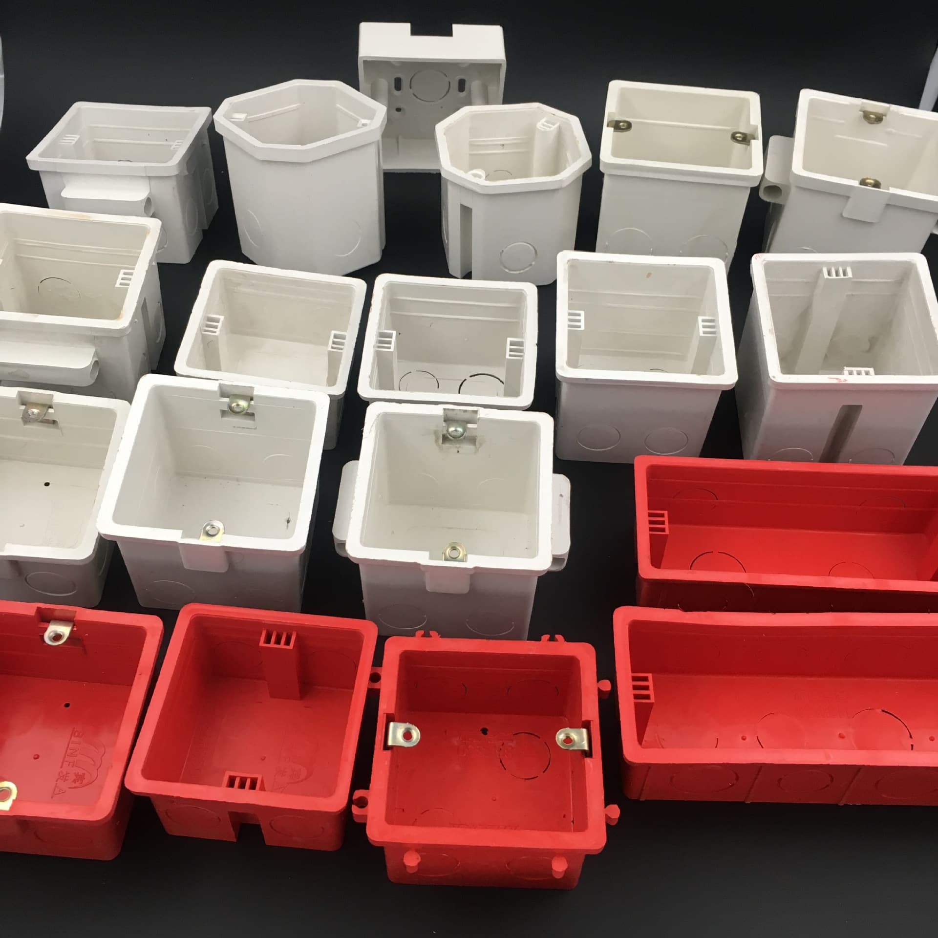 Wholesale PVC plastic junction boxes for home decoration, flame-retardant wall switches, type 86, white flame-retardant surface-mounted junction boxes.