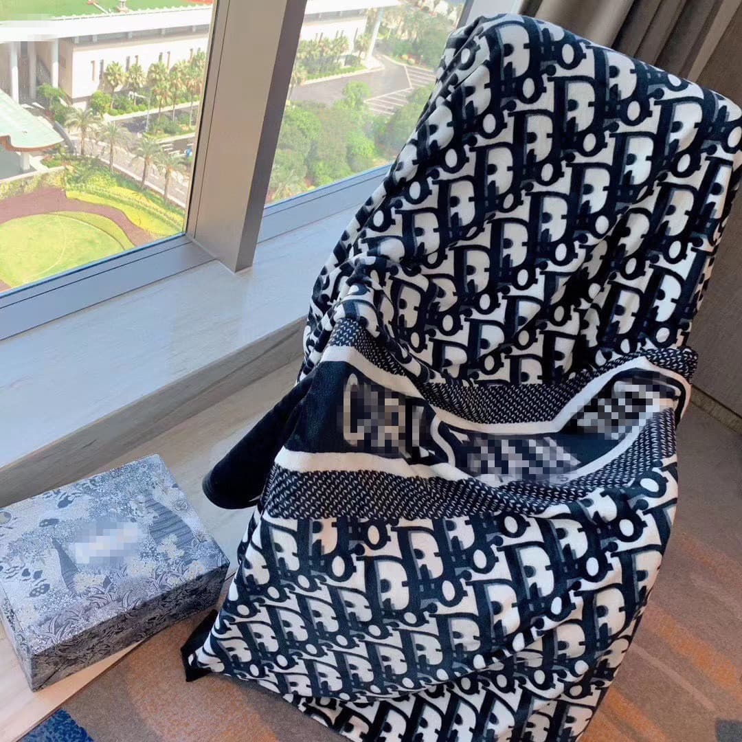 Trendy Blanket WeChat Business Gift Foreign Trade Gift Box Flannel Trendy Blanket Office Leisure Nap Air Conditioning Throw Blanket