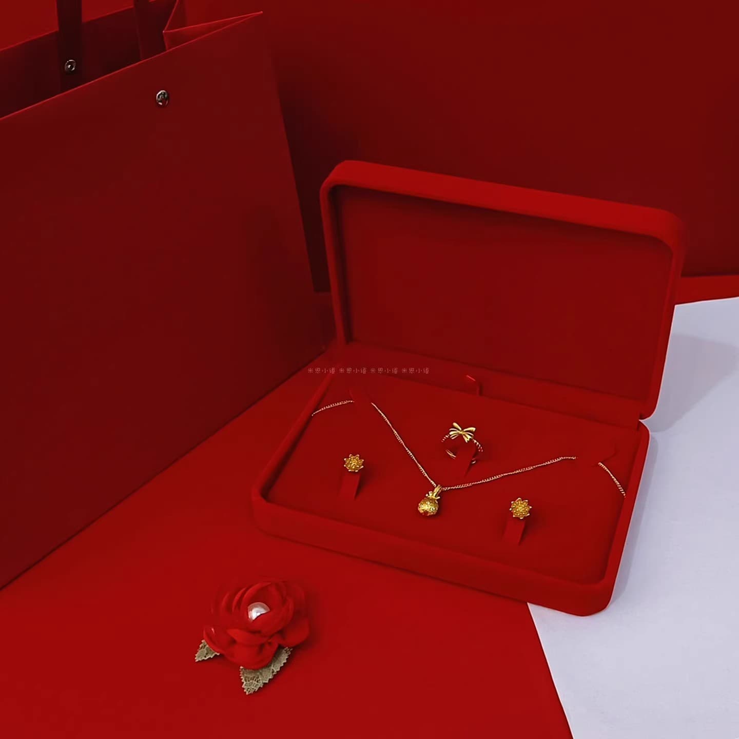 Big Red Velvet Cloth Three Gold Jewelry Box High-End Ring Necklace Earrings Gold Storage Engagement Wedding Display Box